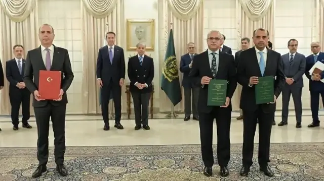 وزیرِ اعظم شہباز شریف نے ترکیہ اور پاکستان کے درمیان پیٹرولیم ایکسپلوریشن کے شعبے میں مفاہمتی یادداشتوں اور معاہدوں کے تبادلے کی تقریب میں بھی شرکت کی