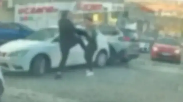 Aracına çarpan sürücüye tekme ve yumrukla saldırdı: O anlar kamerada