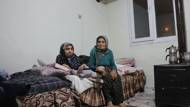 80 yaşındaki anne 61 yaşındaki engelli kızına ömrünü adadı: Allah bana güç veriyor