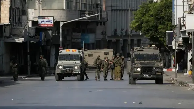 الضفة.. قوات الاحتلال الإسرائيليي تعتقل فلسطينيا في نابلس