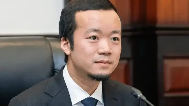 Chen Zhi, magnat originaire du Fujian et fondateur du groupe cambodgien Prince Holding, a été sanctionné par les États-Unis et le Royaume-Uni pour des escroqueries mondiales présumées de type "pig-butchering".