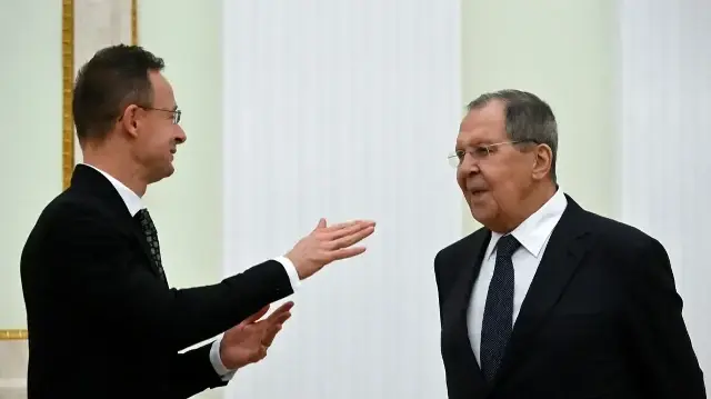 Le ministre russe des Affaires étrangères Sergueï Lavrov et le ministre hongrois des Affaires étrangères Peter Szijjarto discutent avant une réunion entre le président russe et le Premier ministre hongrois au Kremlin, à Moscou, le 28 novembre 2025.