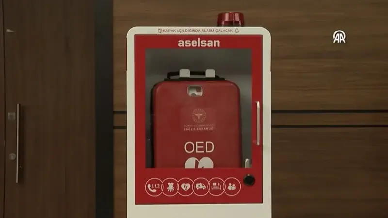 Ankara Valiliği: "ASELSAN imzalı yerli OED cihazları, Türkçe sesli komut sistemiyle hastanın kalp ritmini analiz ederek müdahale için şok gerekip gerekmediğine karar vermekte, ambulans ekibi olay yerine ulaşıncaya kadar hastanın hayata tutunmasını sağlayan bir yaşam köprüsü görevi üstlenmektedir"