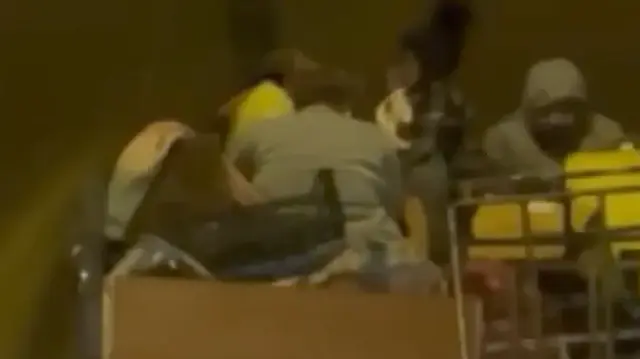 Canlarını tehlikeye attılar: Kamyonet kasasında yolculuk yapan çocuklu aile kamerada