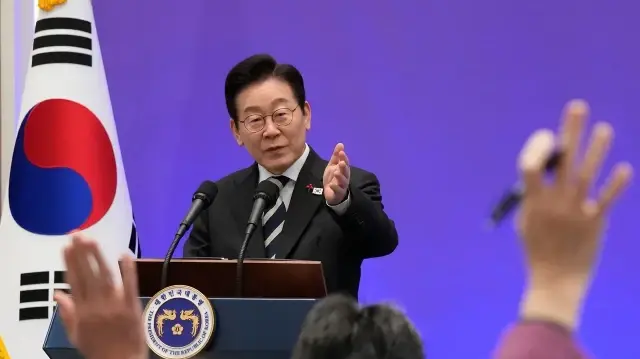 South Korean president offers to mediate between China and Japan