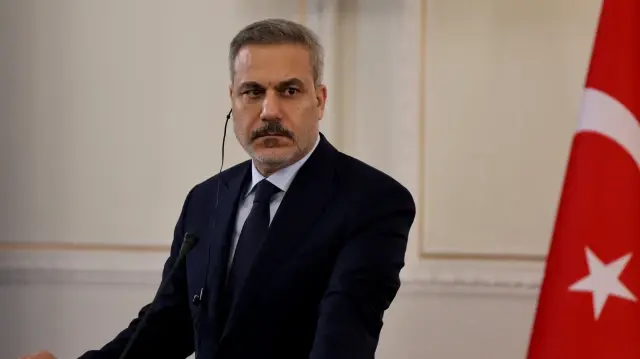 Le ministre turc des Affaires étrangères, Hakan Fidan, écoute son homologue iranien lors d'une conférence de presse conjointe, à Téhéran, le 30 novembre 2025.