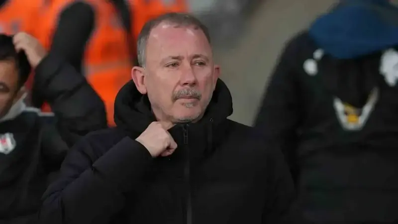 Sergen Yalçın, bu sezon Beşiktaş'ın başında çıktığı 13 maçta 6 galibiyet, 3 beraberlik ve 4 mağlubiyet aldı.