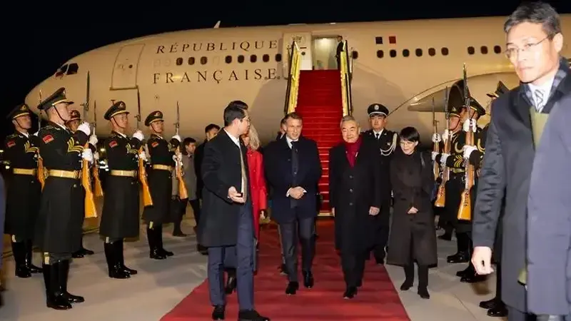 Fransa Cumhurbaşkanı Macron Çin'e gitti