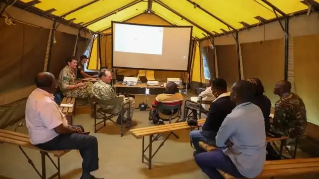 D’après le rapport préparé par la Commission, les habitants ont affirmé que les débordements de comportement du personnel de la BATUK dans les bars et les espaces sociaux étaient fréquents.