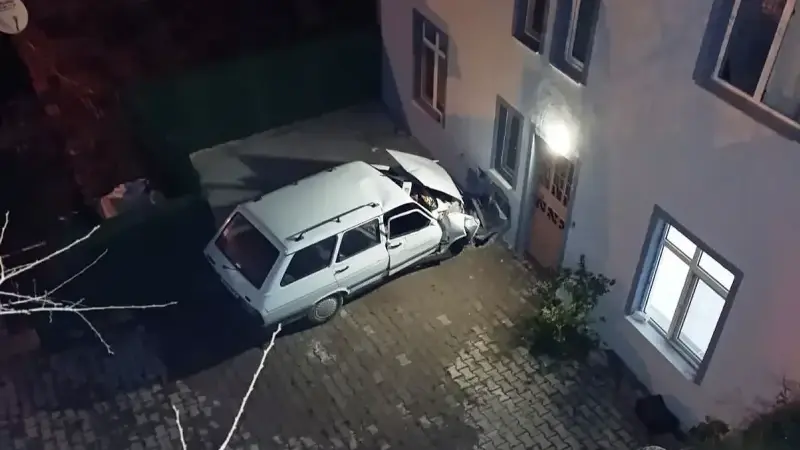 Kütahya'da kan donduran kaza: Otomobil evin duvarına çarptı, bir kişi öldü bir kişi yaralandı