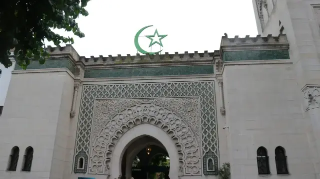 La Grande Mosquée de Paris a été utilisée par l'institut Ifop pour cofinancer un sondage islamophobe.