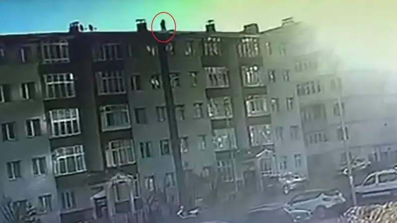 Erzurum'da bir gün önce tamir ettiği bacayı kontrol etmek için çıktığı 5 katlı binanın çatısından düşen Ümit Akın (35) hayatını kaybetti. Akın’ın çatıdan düştüğü anlar güvenlik kamerasına yansıdı.