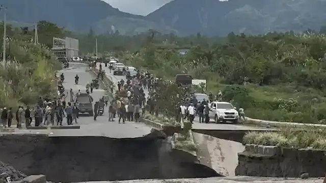 Endonezya'da toprak kayması ve sel felaketi yaşayan sivillerin şehirlerle bağlantı yolunun çökme anı kamerada
