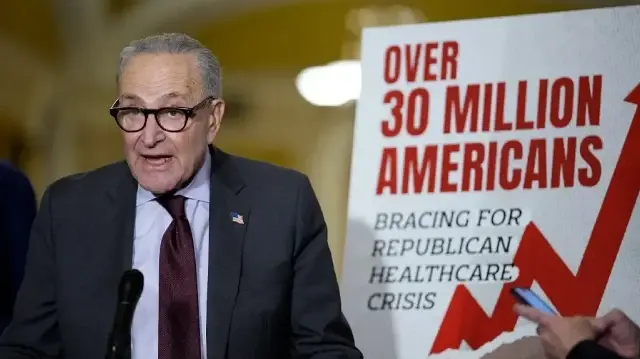 Le chef de la minorité au Sénat, Chuck Schumer (D-NY), s'adresse aux journalistes après un déjeuner politique démocrate au Capitole américain, le 2 décembre 2025, à Washington, DC.