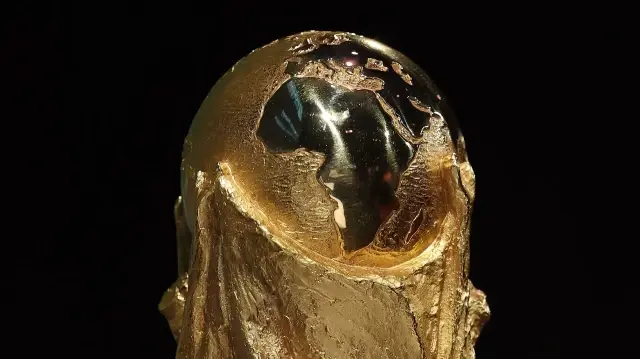 Le trophée de la Coupe du monde de la FIFA est exposé lors d’une table ronde au Kennedy Center, le 3 décembre 2025 à Washington.