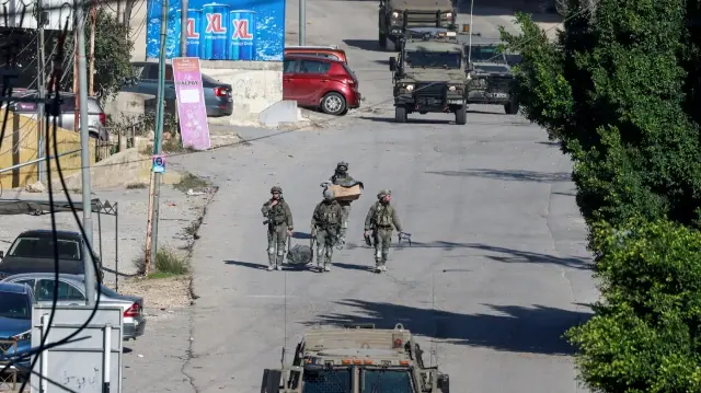 Les forces israéliennes patrouillent après avoir démoli la maison d'Abdul Karim Snobar, qui a été arrêté par Israël plus tôt cette année après avoir été accusé d'avoir planifié des attentats à la bombe dans des bus, dans la ville occupée de Naplouse, en Palestine, le 2 décembre 2025. 