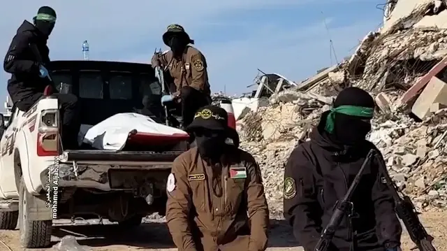 Kassam ve Kudüs Tugayları mücahitleri İsrailli esirin cesedini teslim etmeden önce namazlarını beraber eda etti