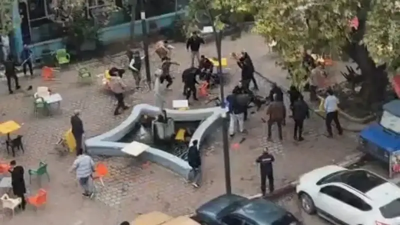 80 kişilik meydan muharebesi: Taş sopa ve silahın kullanıldığı kavgada kan aktı