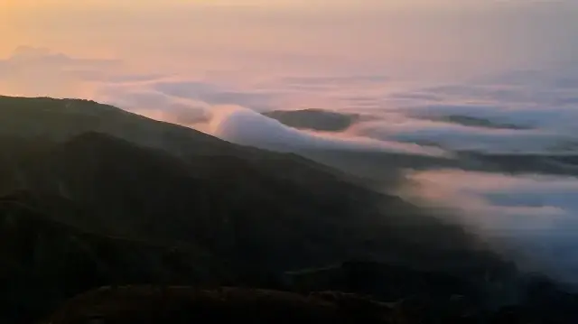 Erzincan’da sis manzarası büyüledi: Keşiş Dağı’ndan kartpostallık görüntüler