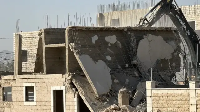İsrail işgal altındaki Batı Şeria'da Filistinlilere ait bir evi yıktı