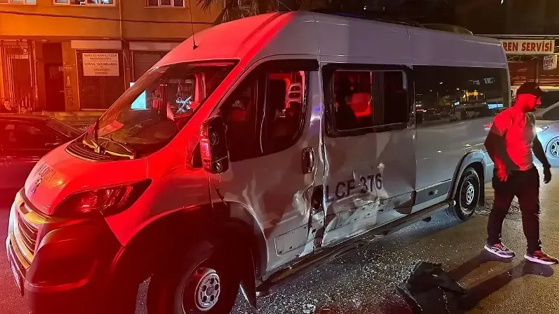 Ataşehir'de bir motosiklet yolcu servisine çarptı: İki kişi yaralandı