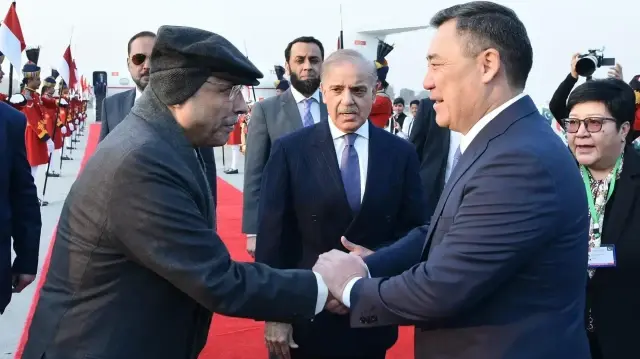 Le Premier ministre pakistanais Shehbaz Sharif, le président Asif Ali Zardari et le président kirghiz Sadyr Japarov.