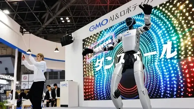 Робот-гуманоид Unitree G1 от компании GMO приветствует посетителей выставки