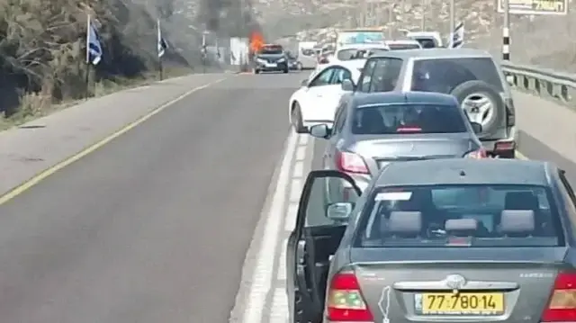 الضفة.. مستوطنون إسرائيليون يصيبون فلسطينيا وابنته ويحرقون مركبتهما