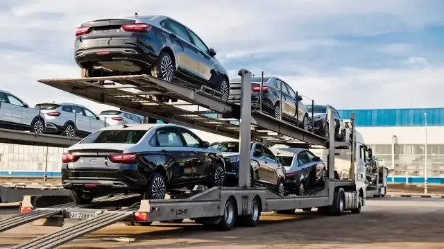 La part des marques chinoises dans les ventes de voitures neuves en Russie est tombée à 44,7% en novembre, un recul marqué dans un marché en pleine recomposition.