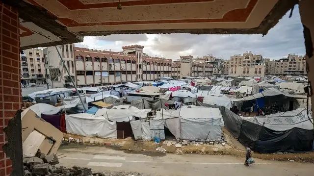 Larmée israélienne a mené un bombardement sur des tentes de déplacés à l’ouest de Khan Younès, dans le sud de la bande de Gaza, tuant cinq Palestiniens, dont deux enfants, et en blessant plusieurs autres, en violation du cessez-le-feu.