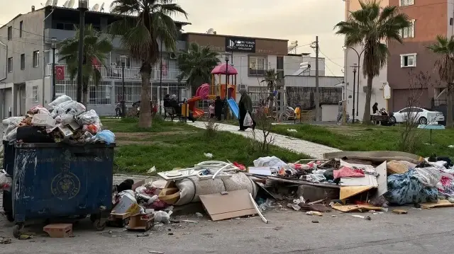 Toplanmayan çöpler Buca'daki vatandaşları bezdirdi: Kötü koku ve manzara dayanılmaz hale geldi