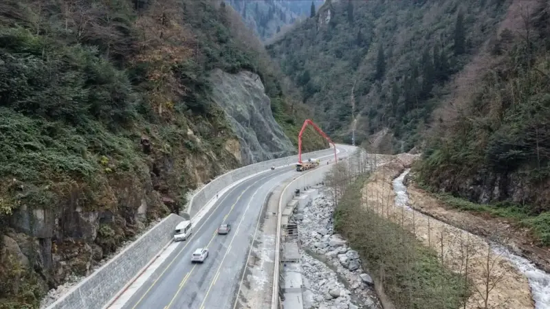 18 kilometrelik yolda heyelan ve kaya düşme riski olan yamaçlarda endüstriyel dağcılar tarafından çelik örgü ağ geriliyor.