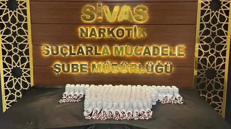 Sivas’ta gerçekleşen narkotik operasyonda 8 bin sentetik ecza ele geçirildi.