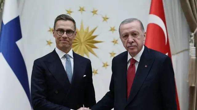 Sur cette photo prise et diffusée par le service de presse de la présidence turque le 1er octobre 2024, le président turc Recep Tayyip Erdogan (à droite) serre la main du président finlandais Alexander Stubb avant leur rencontre au complexe présidentiel d'Ankara. 