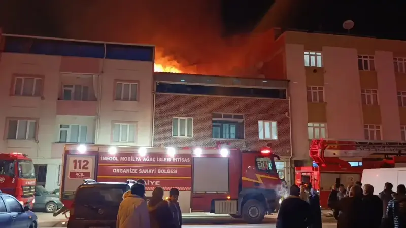 Tekirdağ'da iki katlı evin çatısında yangın: Ekiplerin müdahalesiyle söndürüldü