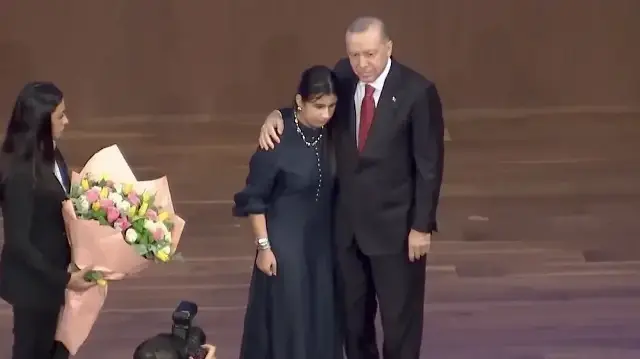 Cumhurbaşkanı Erdoğan ile görme engelli Zeren Türkyılmaz arasında yürekleri ısıtan sahne: Kendi yazdığı kitabı takdim etti