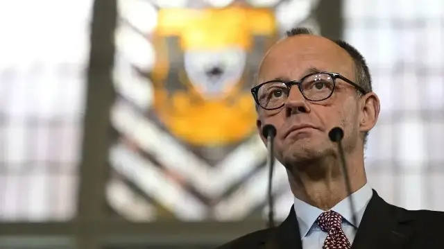 Sur cette photo collective diffusée par l'agence d'État russe Sputnik, le président russe Vladimir Poutine assiste à un forum des organisations bénévoles à Moscou, le 3 décembre 2025. 