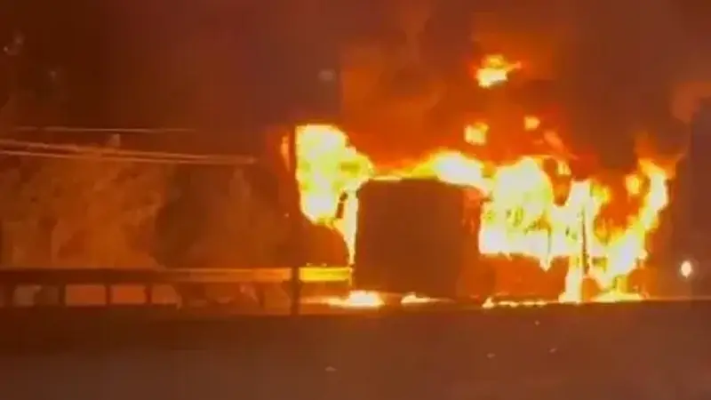 Arnavutköy'de İETT otobüsü alev alev yandı