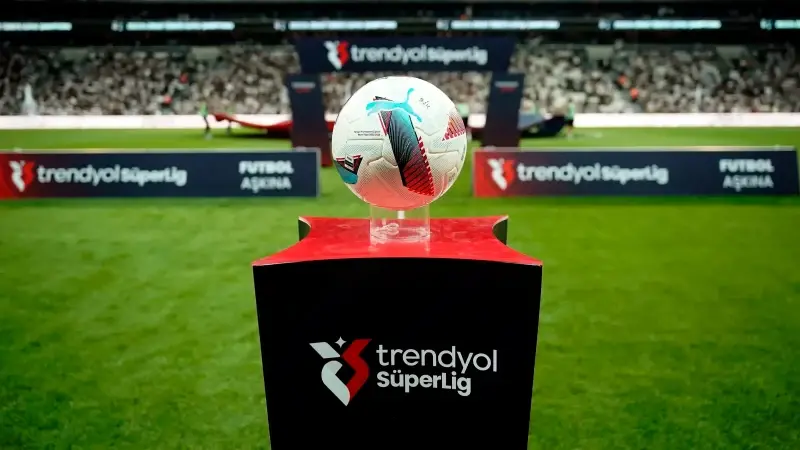 Süper Lig'de teknik direktör ayrılıkları sürüyor.