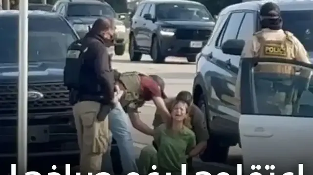 عناصر الهجرة تهاجم امرأة أمريكية ترتدي ملابسها الطبية
