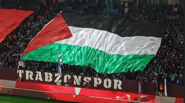 Tribune des supporters de Trabzonspor, club turc a initié une campagne de boycott du sponsoring de Coca Cola.