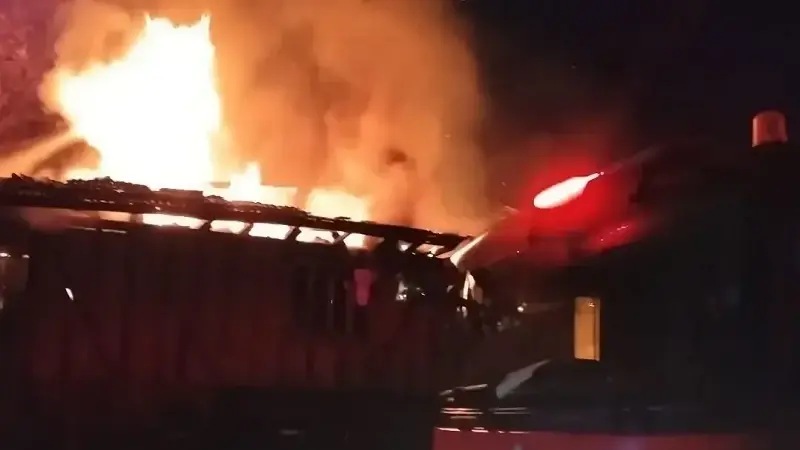 Ahşap ev alevlere teslim oldu