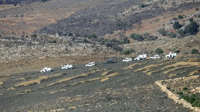 Des soldats de la paix des Nations Unies patrouillent avec les forces de l'armée libanaise (C) dans des véhicules de la Force intérimaire des Nations Unies au Liban (FINUL) dans la région de Buwayda, près de Marjayoun, à la frontière avec Israël, dans le sud du Liban, le 4 décembre 2025. 