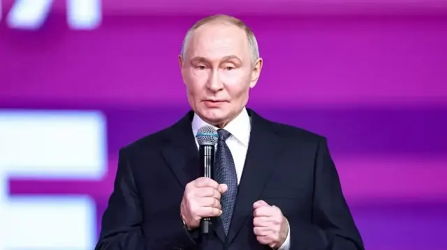 Sur cette photo collective diffusée par l'agence d'État russe Sputnik, le président russe Vladimir Poutine assiste à un forum des organisations bénévoles à Moscou, le 3 décembre 2025. 