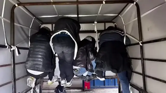Hatay'da kamyonette tavana tutunarak saklanmaya çalışan 4 göçmen yakalandı