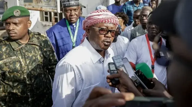 Le président et candidat à la présidence de Guinée-Bissau, Umaro Sissoco Embalo (au centre), s'adresse aux médias après avoir voté au bureau de vote Nema 1 à Gabu, le 23 novembre 2025, lors des élections présidentielles et législatives en Guinée-Bissau.