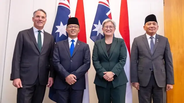 Le ministre de la Défense de Papouasie-Nouvelle-Guinée, Billy Joseph, son homologue indonésien, Sjafrie Sjamsoeddin, le vice-Premier ministre et ministre de la Défense australien, Richard Marles.