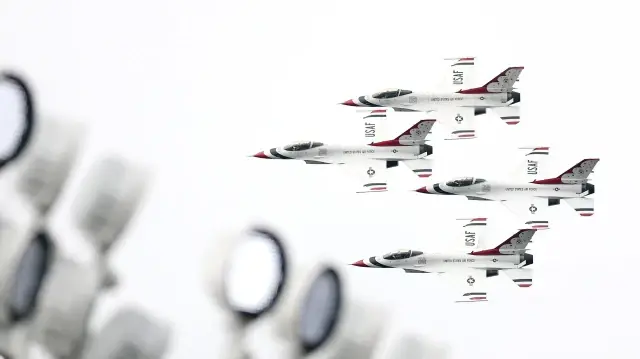 В Калифорнии разбился истребитель F-16.
