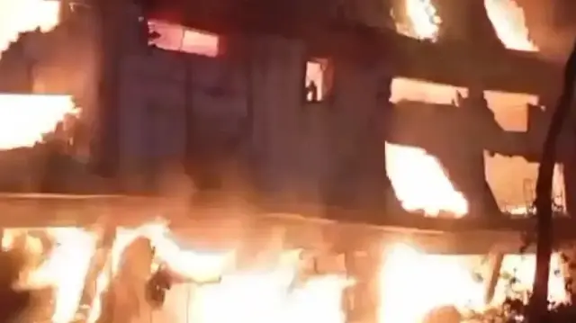 Pakistan'da alevlere teslim olan fabrika binası çöktü: O anlar kamerada