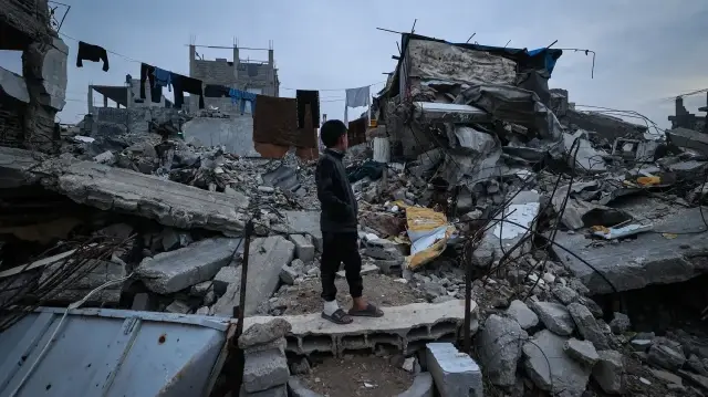 Руины разрушенных зданий в лагере беженцев Бурейдж в центральной части сектора Газа.